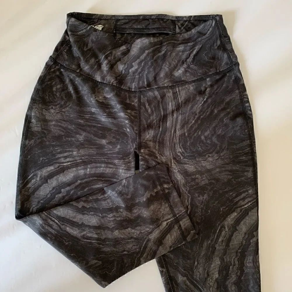 Avia Active Marble print mid rise crop leggings